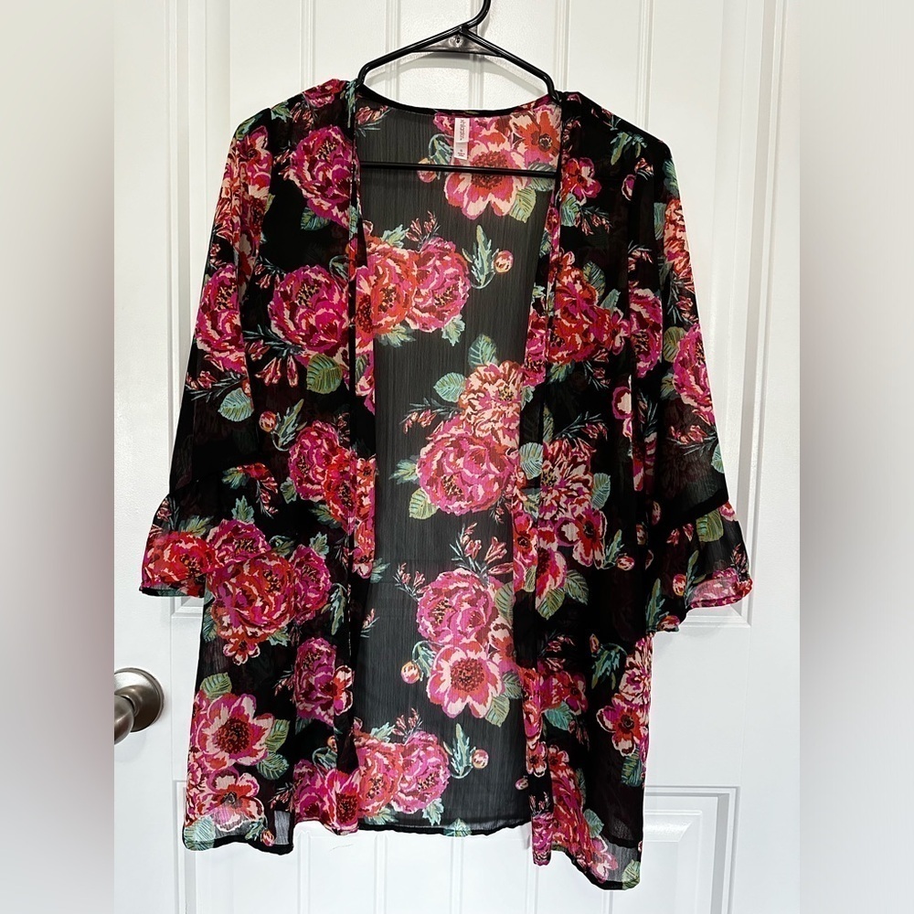 Xillaration Women's floral kimono size small GUC